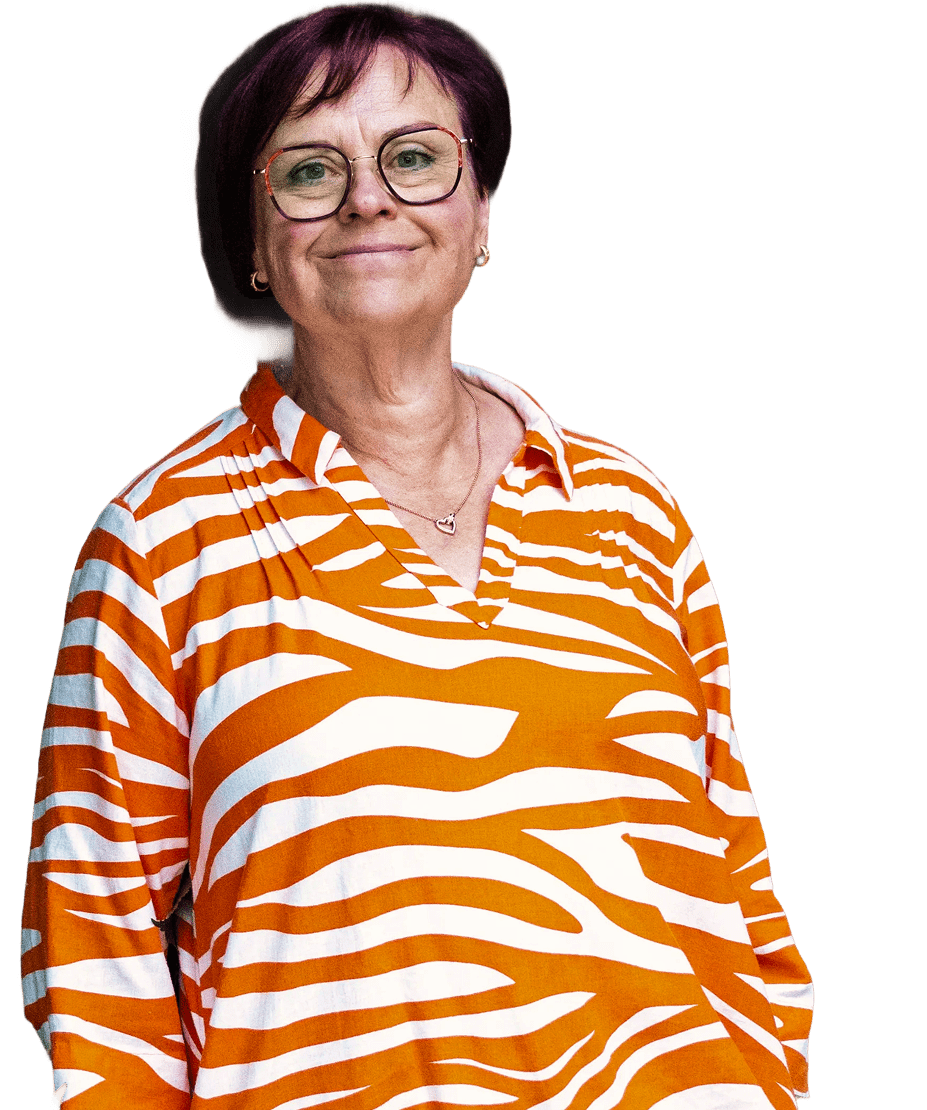 Hero_ Monika stehend hoch vor Tür 1-min