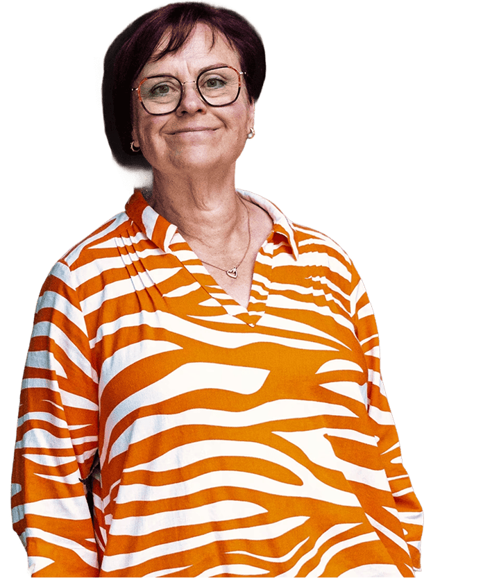 Hero_-Monika-stehend-hoch-vor-Tuer-1-min-1 1